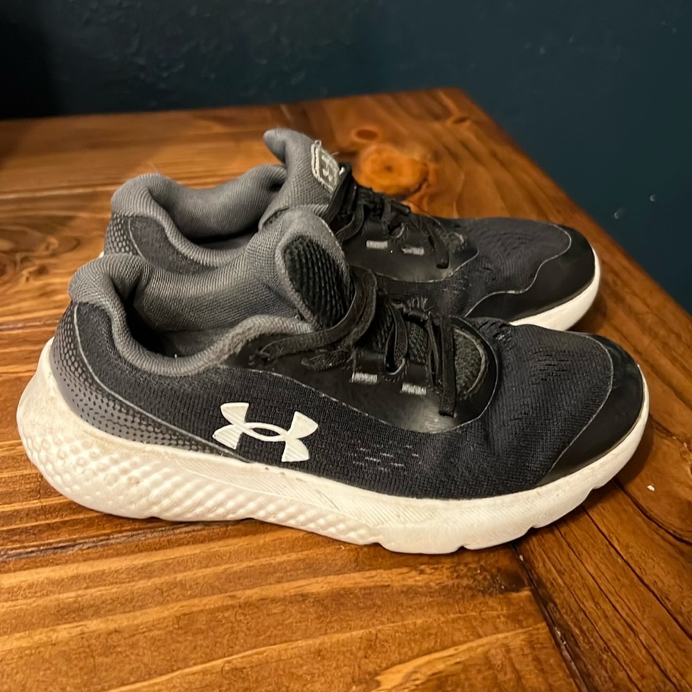 Under Armour 13.5 little boy shoes black/white